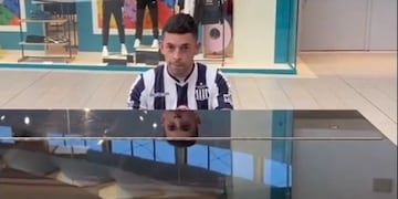 En un shopping, el hincha de Talleres no dudó en sentarse y tocar un tema de la Mona Jiménez.