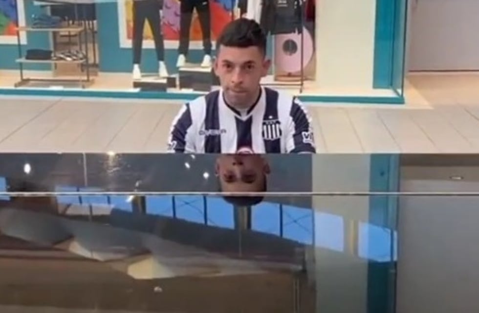 Un cordobés interpretó un “cuartetazo” en el piano de un shopping de Italia y fue furor en redes