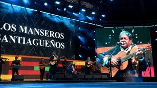Cosquín 2025. Los Manseros Santiagueños en la Cuarta Luna del festival. (La Voz)