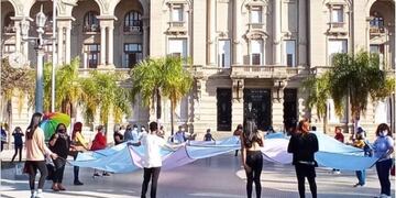 La bandera recorrerá todo el pais.