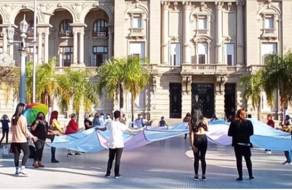 Entre Ríos recibe la bandera trans que recorre todo el país