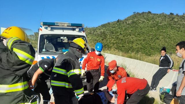 Una camioneta se dió vuelta.