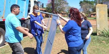 Entrega de elementos e insumos para establecimientos escolares en Puerto Iguazú.