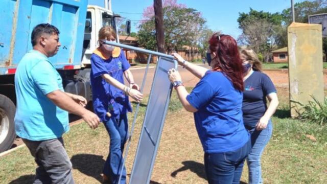 Entrega de elementos e insumos para establecimientos escolares en Puerto Iguazú.