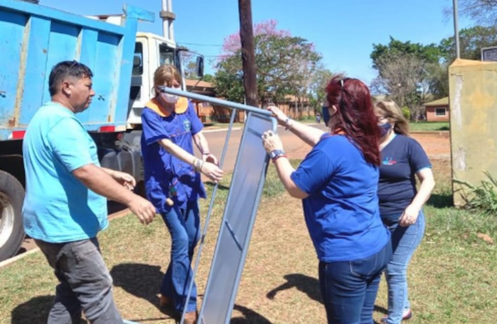 Entrega de elementos e insumos para establecimientos escolares en Puerto Iguazú