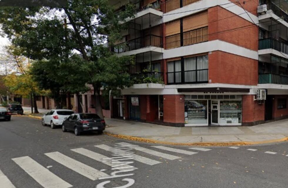 Villa Devoto: una camioneta se incrustó en una panadería y casi embiste a una mujer y a su hijo de seis años