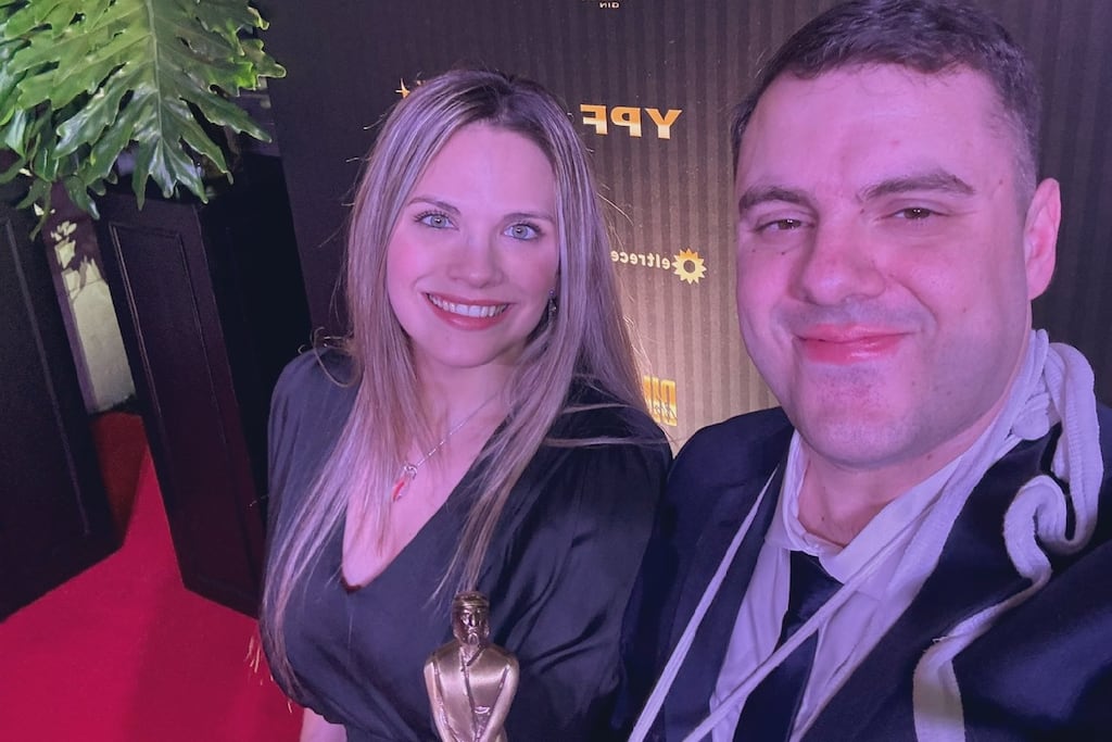 Daniel Parisini, El Gordo Dan, junto a su novia y el Martín Fierro Digital que ganó.