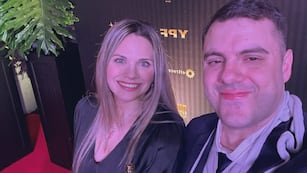 Daniel Parisini, El Gordo Dan, junto a su novia y el Martín Fierro Digital que ganó.