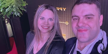 Daniel Parisini, El Gordo Dan, junto a su novia y el Martín Fierro Digital que ganó.