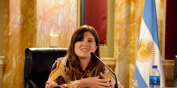 Lucía Cirmi Obón presenta el libro “Economía para sostener la vida” en Rafaela