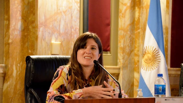 Lucía Cirmi Obón presenta el libro “Economía para sostener la vida” en Rafaela