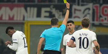 Cristian Romero vio la tarjeta amarilla en varias oportunidades tras el Mundial de Qatar (AP).