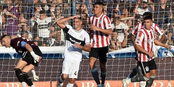 Gimnasia y Estudiantes en un duelo de años anteriores.