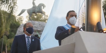 El gobernador junto al intendente de la capital provincial el pasado 25 de mayo, ambos fueron reelectos por más del 70% de votos