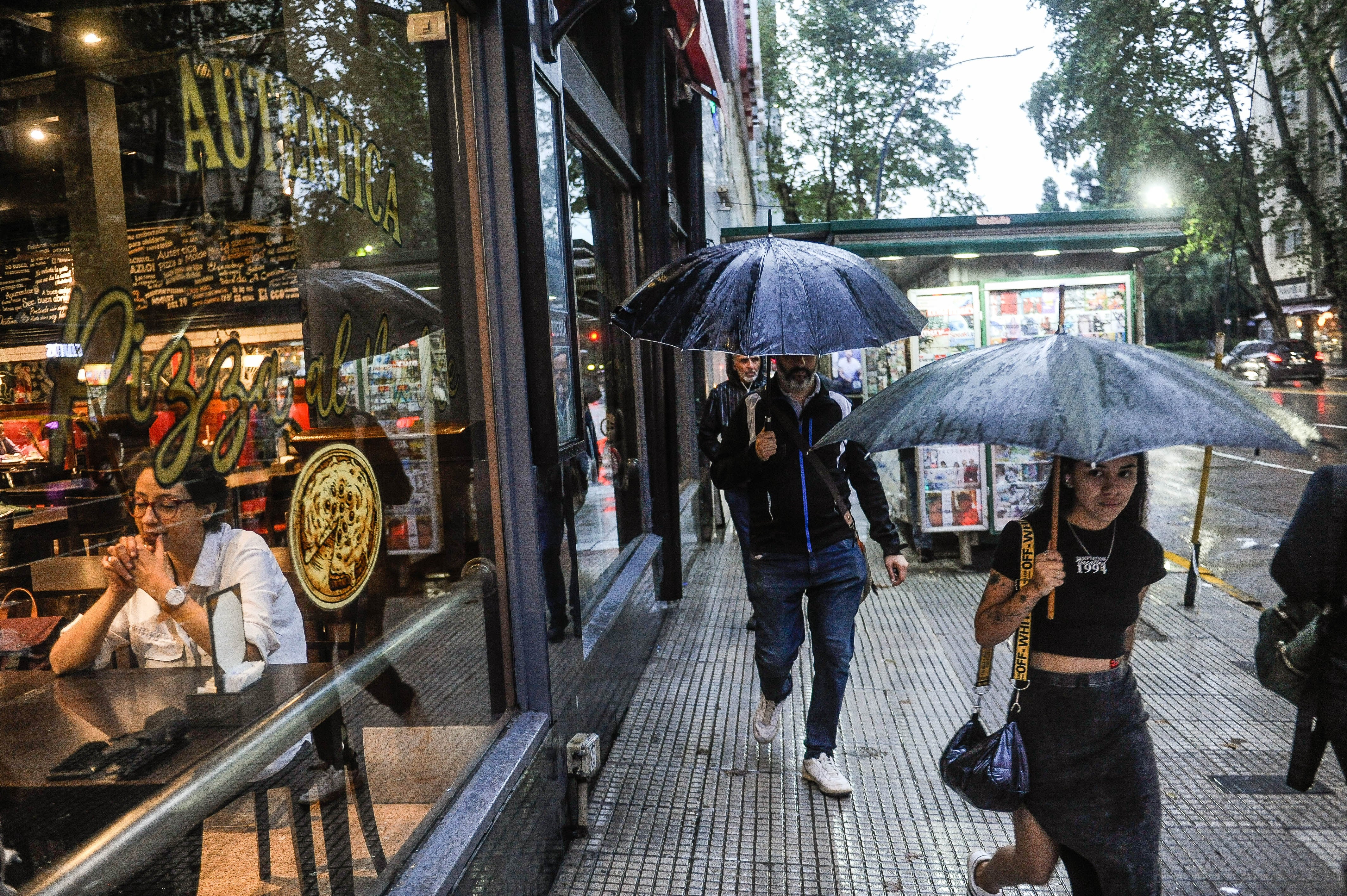 Lluvia y tormenta en la ciudad de Buenos Aires , Argentina
Gente con paraguas 
Zona de Palermo 

Foto Federico Lopez Claro