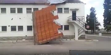 Voladura de techo en la Escuela de Suboficiales.
