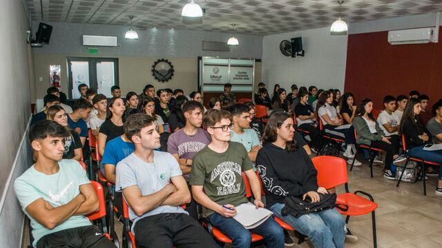 Programa primera licencia de conducir en Almafuerte. Entrega de certificados. (Municipalidad)