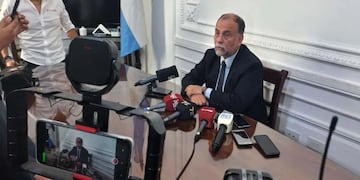 El ministro de Gobierno, Normando Álvarez García, adelantó el criterio que aplicará el Poder Ejecutivo con los docentes que paren el miércoles: "El que adhiera, tendrá los descuentos".