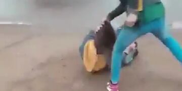 Las imágenes de la pelea fueron captada por los compañeros que presenciaron el momento.