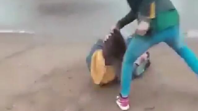 Las imágenes de la pelea fueron captada por los compañeros que presenciaron el momento.