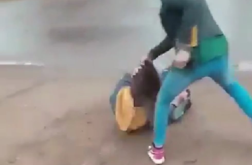Video: brutal pelea entre dos alumnas de una escuela sanjuanina, una quedó inconsciente en el piso