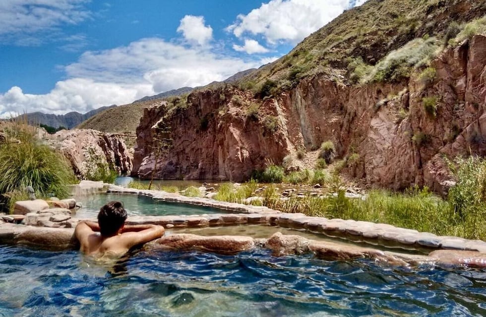 El lugar de Mendoza que es viral en Tik Tok para “nadar entre las montañas”