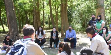 Luis Castellano junto con jóvenes que tienen propuestas medioambientales