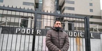 Eric Lucero, padre de Guadalupe, en la puerta del Poder Judicial donde solicitó hablar con el juez para ampliar su declaración. Gentileza El Chorrillero