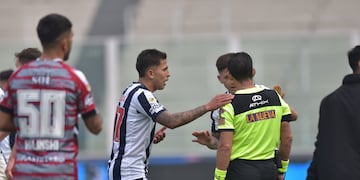 El uruguayo Oliva metió una dura falta y se fue expulsado en Talleres (Facundo Luque / La Voz).