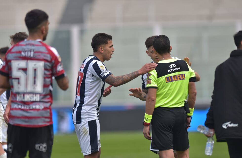 El “planchazo” de Oliva a Riaño que dejó a Talleres con un jugador menos
