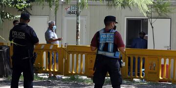 Policía custodia la carpa de testeos en el Hospital Santojanni en CABA, después de que un médico fuera agredido por un paciente.
(Gentileza La Nación)