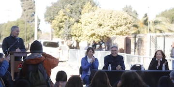 Schiaretti en barrio Las Margaritas, junto a Laura Jure, Martín Llaryora y Alejandra Vigo. (Gobierno)
