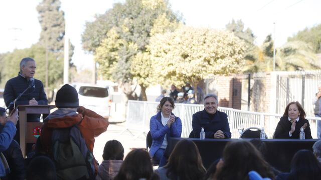 Schiaretti en barrio Las Margaritas, junto a Laura Jure, Martín Llaryora y Alejandra Vigo. (Gobierno)