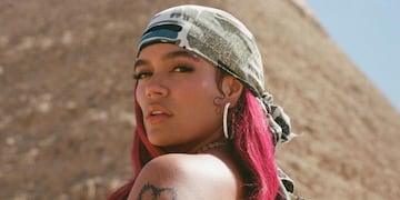 Karol G apareció en los Latin Grammy con un vestido transparente que dio de qué hablar.