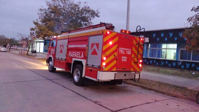 Los bomberos debieron apagar un incendio en la escuela 615