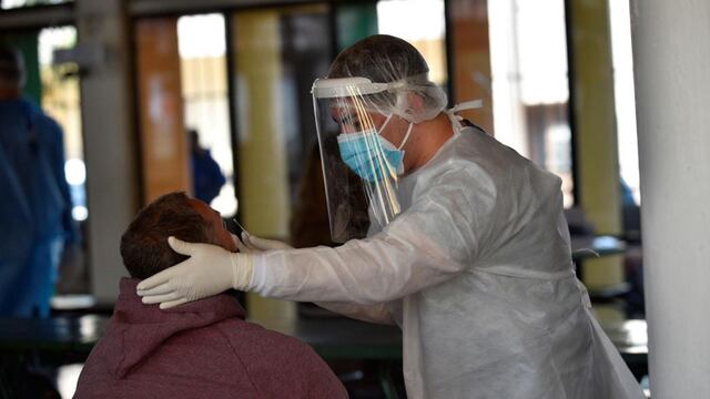 Coronavirus. Desde el comienzo de la pandemia, en Córdoba se realizaron 387.822 hisopados. (Ramiro Pereyra / La Voz)