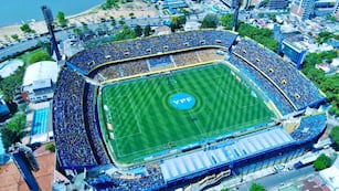 La cancha puede albergar casi 40 mil hinchas en un partido.