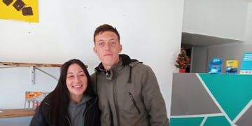 Fernando y Candela abrieron un maxikiosco, y se volvió viral por la frase que escribieron en la entrada.