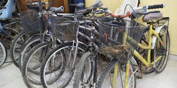 Ofrecen cursos a jóvenes para aprender a reparar bicicletas de depósitos judiciales y quedarse con ellas.