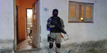 Efectivo de la FPA en la puerta del domicilio allanado en Capilla del Monte.