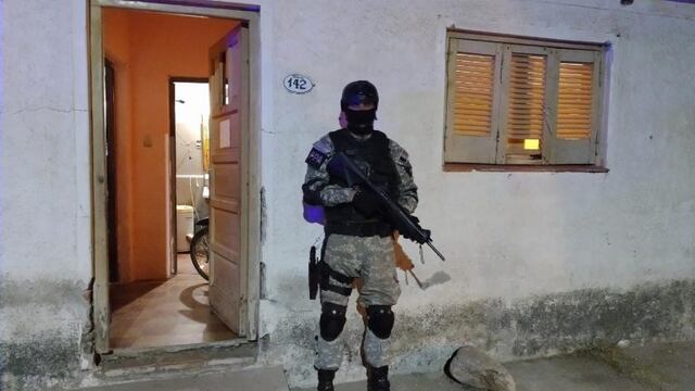 Efectivo de la FPA en la puerta del domicilio allanado en Capilla del Monte.