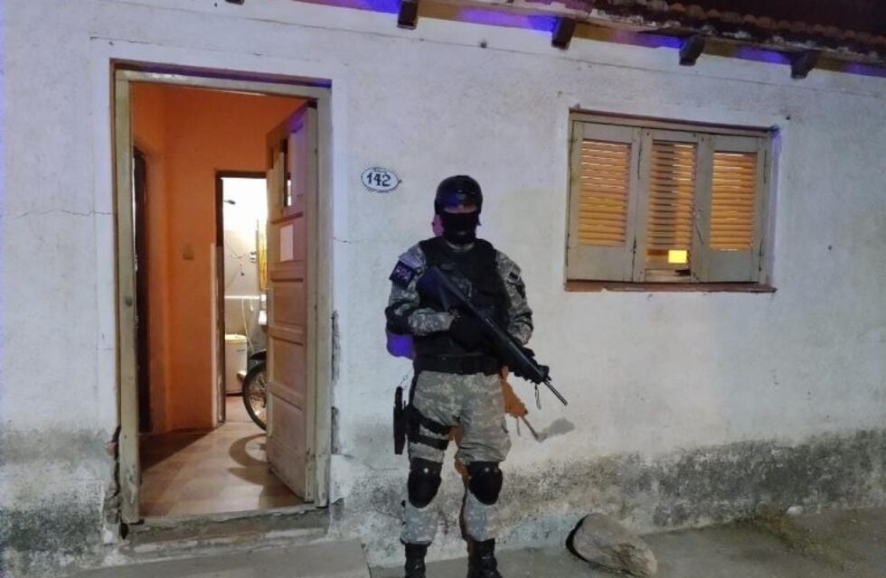 Detuvieron a una mujer acusada de vender drogas en la cancha de fútbol donde jugaba su hijo