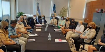 De la reunión paritaria participaron los gremios docentes UDAP, UDA y AMET, la ministra de Hacienda y su par de Educación.