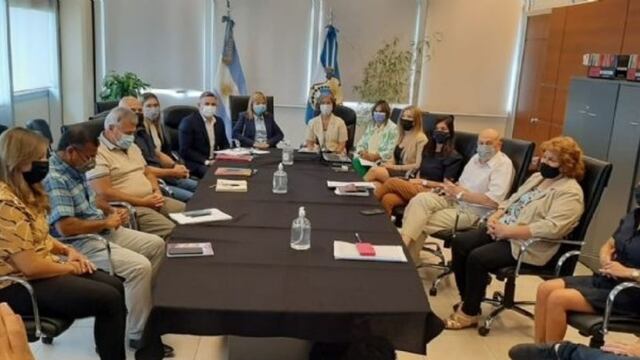 De la reunión paritaria participaron los gremios docentes UDAP, UDA y AMET, la ministra de Hacienda y su par de Educación.