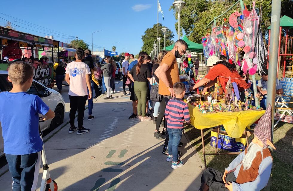 Gran concurrencia en el Paseo de Artesanos en el Parque Romero