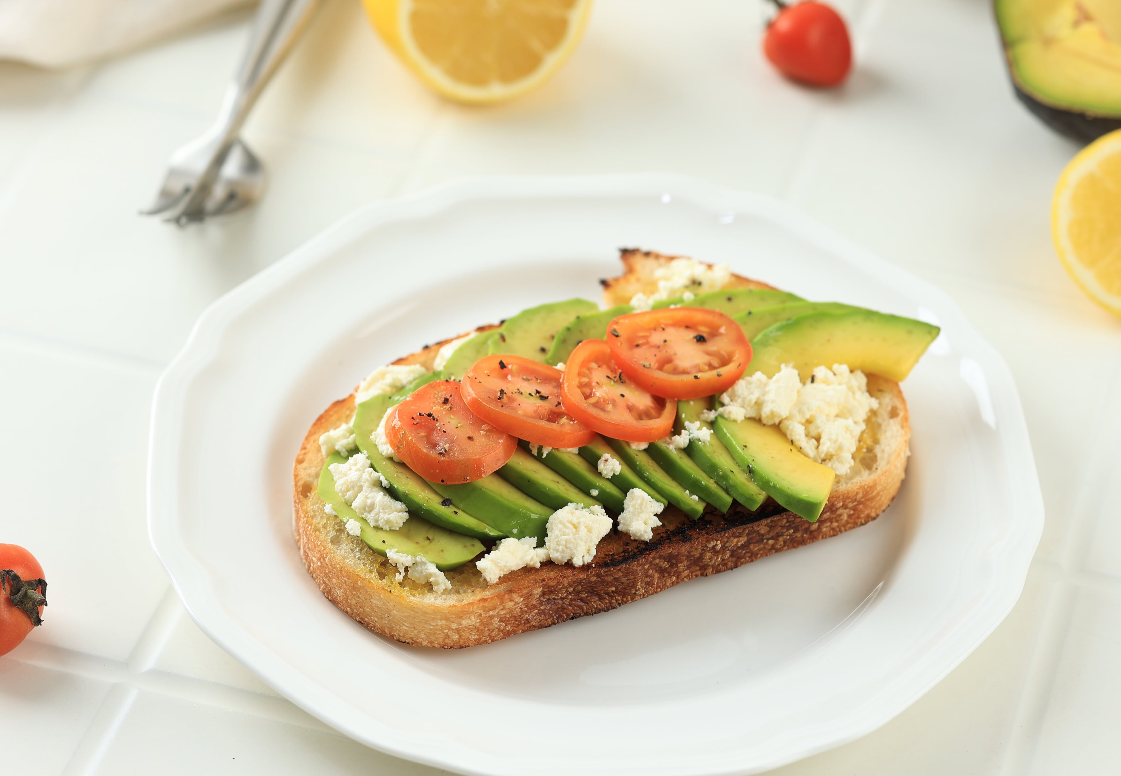 Tostada con palta y tomate.