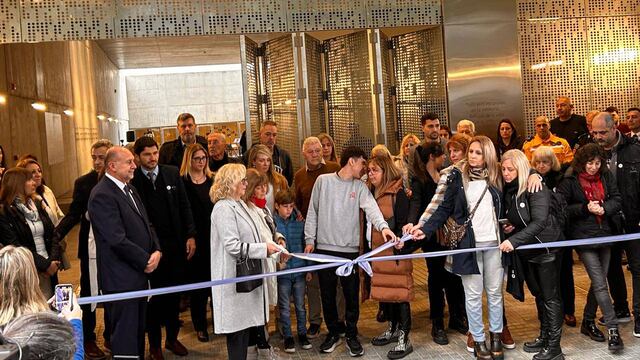 Familiares de las víctimas desanudaron las cintas en la antesala de la ceremonia.