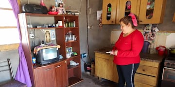 Feliz está Yohana que ahora puede hacer alto tan simple como encender una TV.