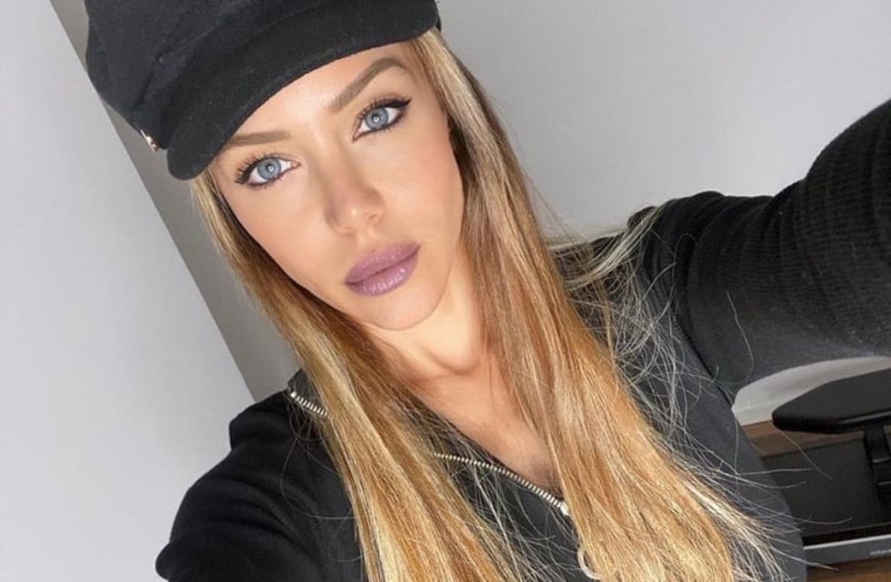 Evangelina Anderson posó desde la intimidad de su habitación en lencería fucsia y con encaje