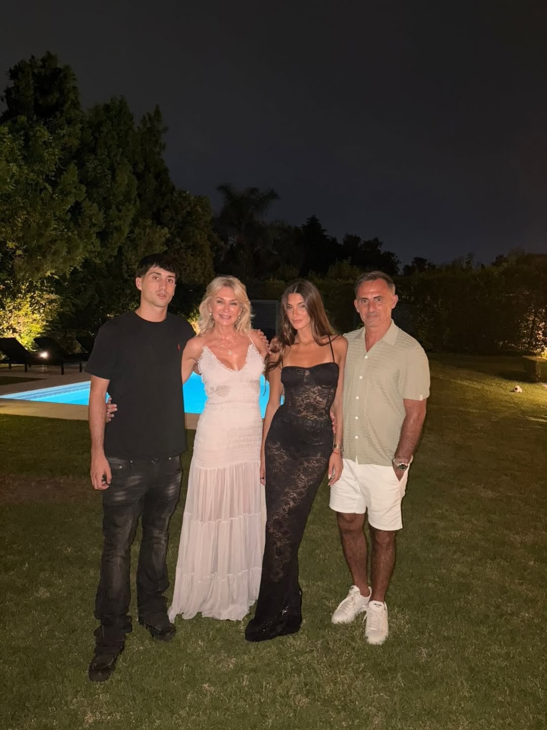 Lola Latorre eligió un vestido de noche semitransparente en tendencia y lo combinó con las sandalias de la temporada